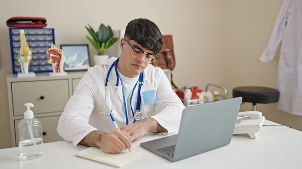 Joven Médico Hispano Usando Notas Escritura Portátil Clínica —  Fotos de Stock