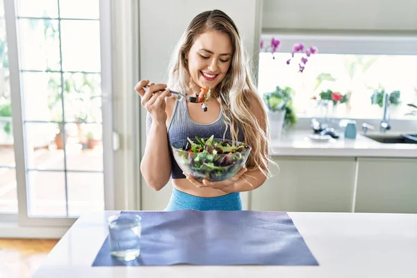Junge Frau Lächelt Selbstbewusst Und Isst Salat Der Küche — Stockfoto