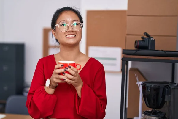 Trabajadora Negocios Joven China Sonriendo Confiada Bebiendo Café Oficina —  Fotos de Stock