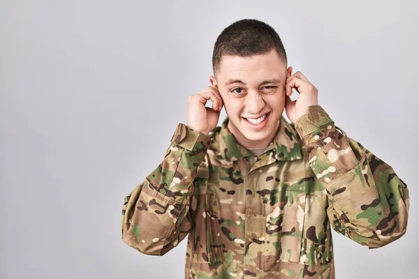 Joven Vestido Con Camuflaje Uniforme Del Ejército Cubriendo Las Orejas —  Fotos de Stock