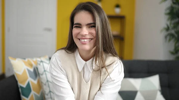 Jonge Mooie Latino Vrouw Glimlachen Zelfverzekerd Zitten Thuis — Stockfoto