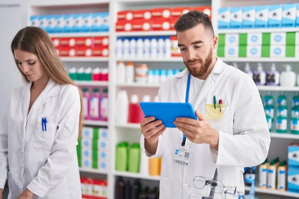 Man Woman Pharmacists Using Touchpad Working Pharmacy — Stock Photo, Image
