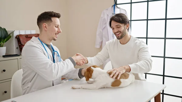 Dos Hombres Acariciando Perro Dan Mano Clínica Veterinaria — Foto de Stock