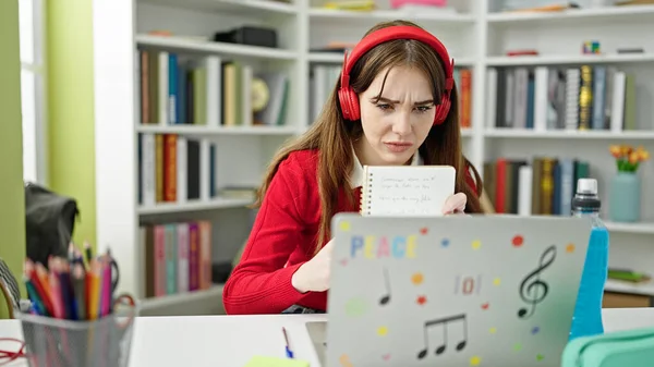 Młoda Latynoska Studentka Ucząca Się Online Pokazując Notatnik Uniwersytecie Bibliotece — Zdjęcie stockowe