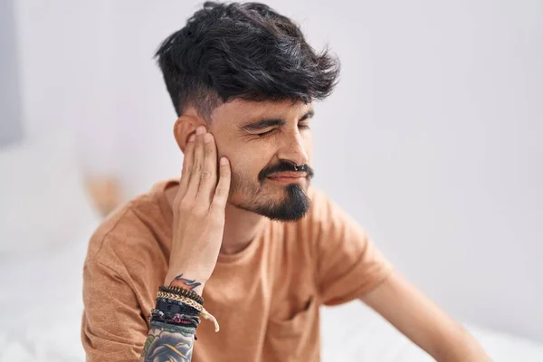 Genç Spanyol Adam Yatak Odasında Kulak Ağrısı Çekiyor — Stok fotoğraf