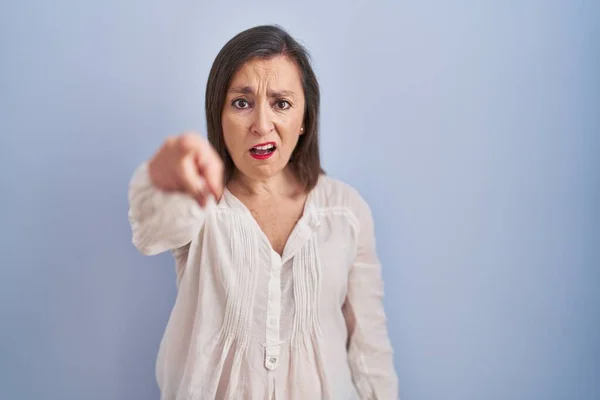 Middle Age Hispanic Woman Standing Blue Background Pointing Displeased Frustrated — Stock Photo, Image