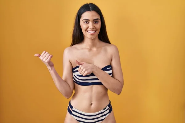 Junge Brünette Frau Bikini Vor Gelbem Hintergrund Die Mit Erhobenem — Stockfoto