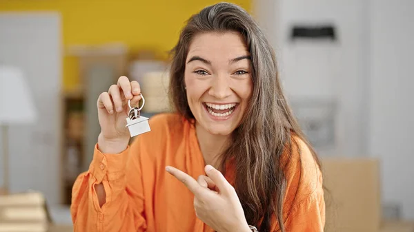 Mladá Krásná Hispánka Usmívá Sebevědomě Ukazuje Nové Klíče Domu Novém — Stock fotografie