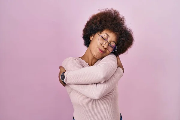 Young African American Woman Standing Pink Background Hugging Oneself Happy — Stock Photo, Image