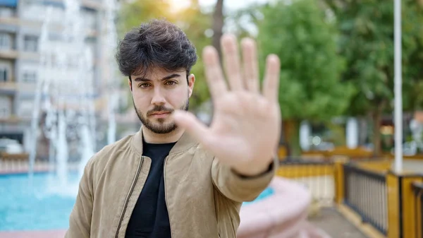 Νεαρός Ισπανός Κάνει Στοπ Χέρι Στο Πάρκο — Φωτογραφία Αρχείου