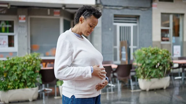 Junge Schwangere Frau Lächelt Selbstbewusst Und Berührt Bauch Auf Café — Stockfoto