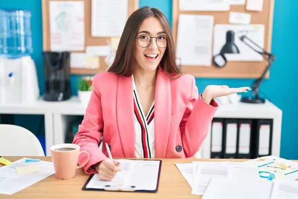 Ofiste Çalışan Genç Spanyol Bir Kadın Gözlük Takıyor Avuç Içi — Stok fotoğraf
