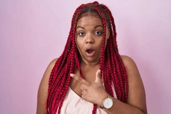 Африканская Американка Плетеными Волосами Стоя Розовом Фоне Удивлен Указывая Пальцем — стоковое фото