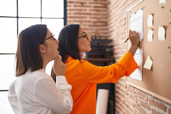 Two Women Business Workers Writing Cork Board Office — Stock Photo, Image