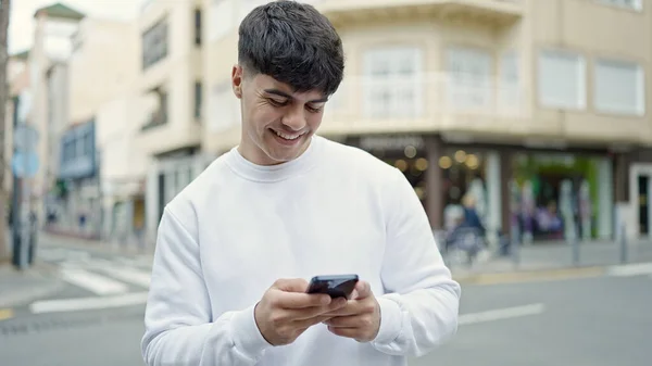 Junger Hispanischer Mann Lächelt Mit Smartphone Auf Der Straße — Stockfoto
