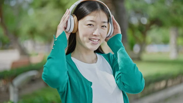 Junge Chinesin Hört Park Lächelnd Musik — Stockfoto