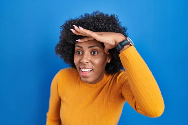 Femme Noire Avec Les Cheveux Bouclés Debout Sur Fond Bleu — Photo