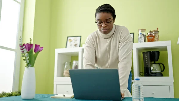 Afroamerykanka Korzystająca Laptopa Stojącego Jadalni — Zdjęcie stockowe