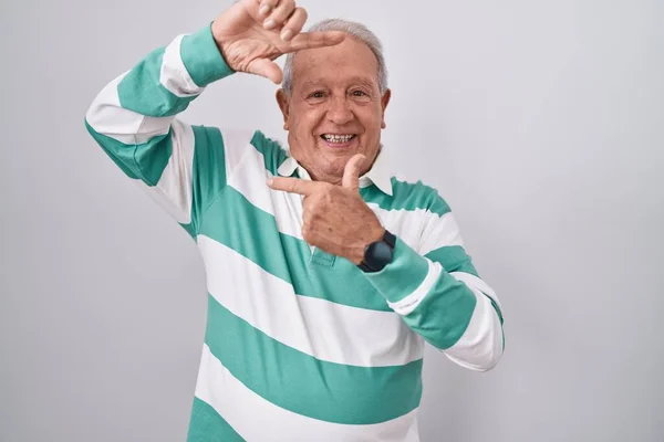 Beyaz Arka Planda Gri Saçlı Yaşlı Adam Gülümsüyor Elleri Parmakları — Stok fotoğraf