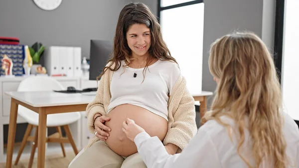 Jonge Zwangere Vrouw Gynaecoloog Patiënt Onderzoeken Buik Met Stethoscoop Kliniek — Stockfoto