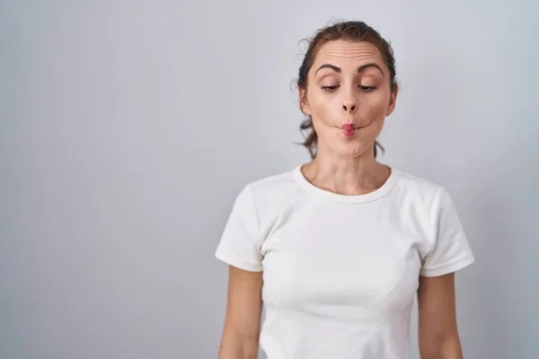Beautiful Brunette Woman Standing Isolated Background Making Fish Face Lips — Stock Photo, Image