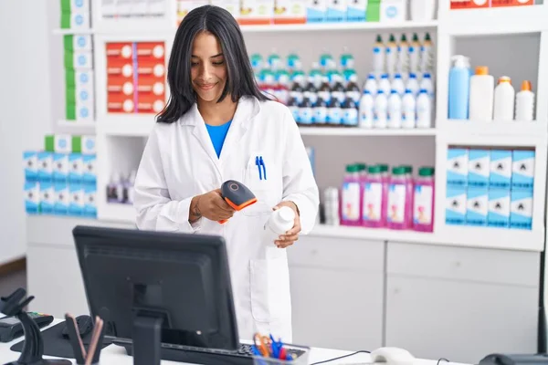 年轻的惊慌失措的女药剂师在药店扫描药丸瓶 — 图库照片