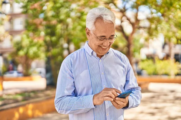 Uomo Anziano Sorridente Fiducioso Utilizzando Smartphone Parco — Foto Stock