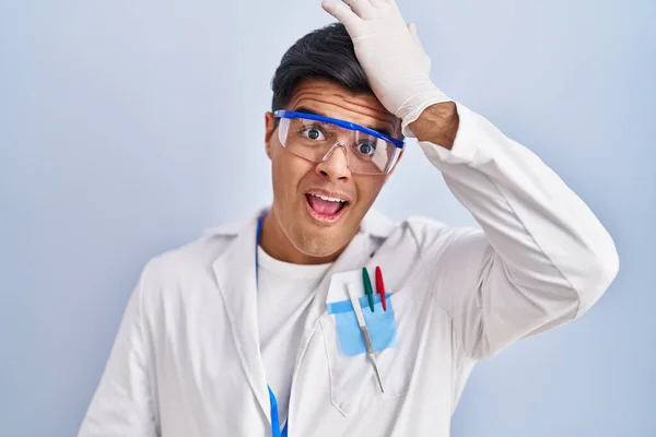 Homem Hispânico Trabalhando Como Cientista Surpreso Com Mão Cabeça Por — Fotografia de Stock