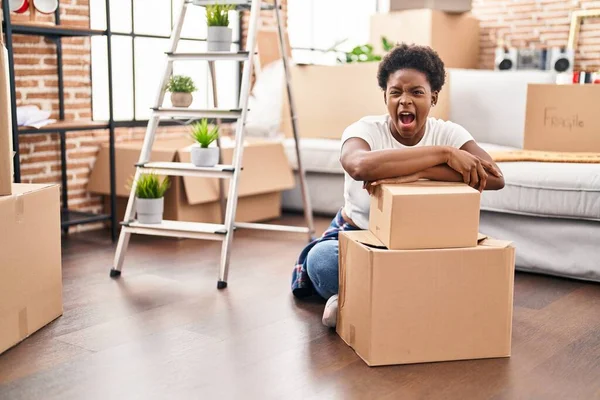 Afroameričanka Sedící Podlaze Novém Domově Rozzlobená Šíleně Křičící Frustrovaná Rozzuřená — Stock fotografie