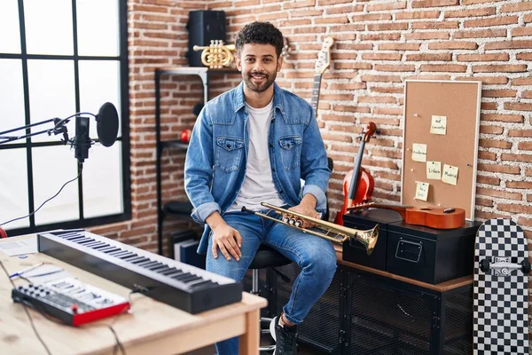 Junger Arabischer Musiker Lächelt Selbstbewusst Mit Trompete Musikstudio — Stockfoto