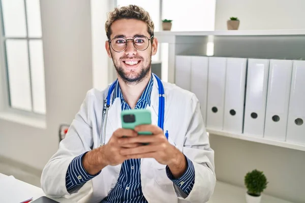 Young Man Doctor Using Smartphone Working Clinic — Stock Photo, Image