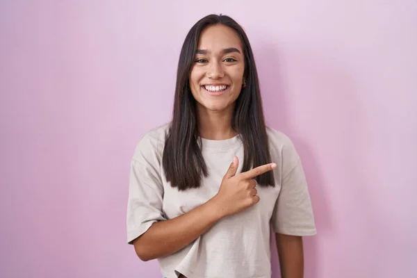 Young Hispanic Woman Standing Pink Background Cheerful Smile Face Pointing — 스톡 사진
