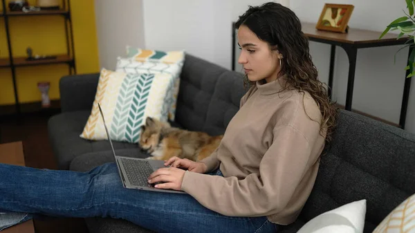 Junge Hispanische Frau Mit Hund Sitzt Mit Laptop Auf Sofa — Stockfoto