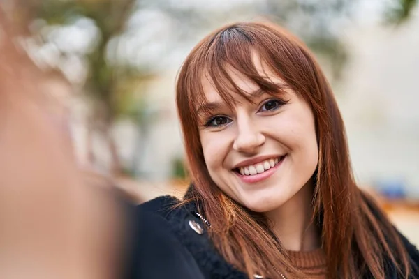 Молода Жінка Посміхається Впевнено Робить Селфі Біля Камери Парку — стокове фото