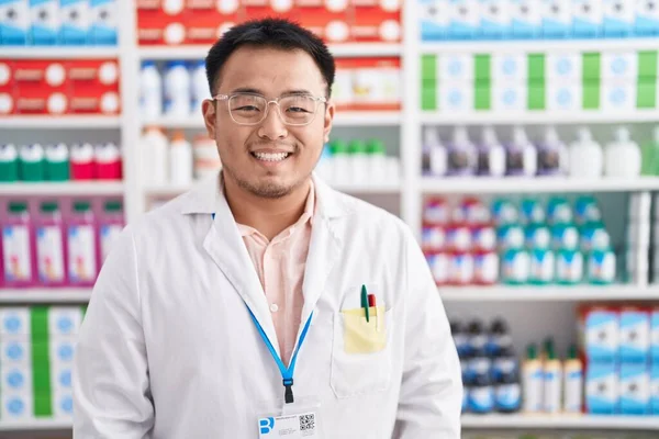 Китайський Молодий Чоловік Який Працює Аптекарській Аптеці Радісною Прохолодною Посмішкою — стокове фото