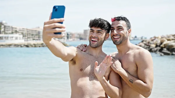 Two Men Tourist Couple Smiling Confident Having Video Call Beach — ストック写真