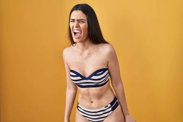 Jonge Brunette Vrouw Draagt Bikini Gele Achtergrond Boos Boos Schreeuwend — Stockfoto