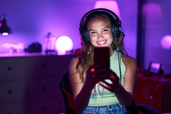 Young Hispanic Woman Playing Video Games Smartphone Looking Positive Happy — Fotografia de Stock