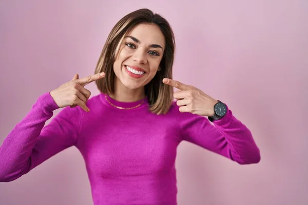 Hispanic Woman Standing Pink Background Smiling Cheerful Showing Pointing Fingers — Stok fotoğraf