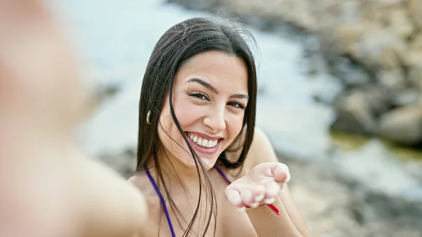 若いです美しいですヒスパニック女性観光作る自画によってカメラ接吻によって海辺 — ストック写真