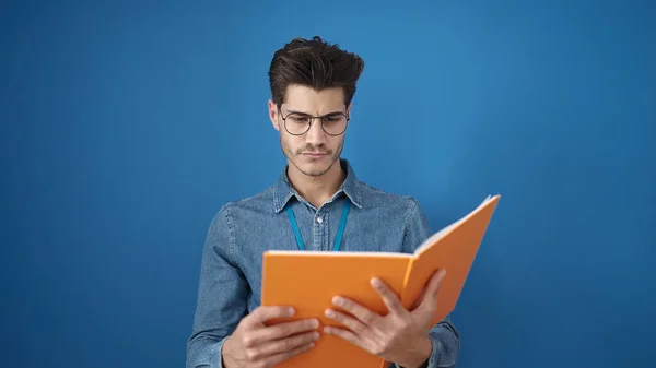 Junger Hispanischer Mann Liest Buch Mit Entspanntem Gesichtsausdruck Vor Isoliertem — Stockfoto