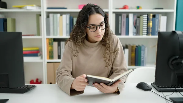 Fiatal Gyönyörű Spanyol Diák Olvasás Könyvet Könyvtár Egyetem — Stock Fotó
