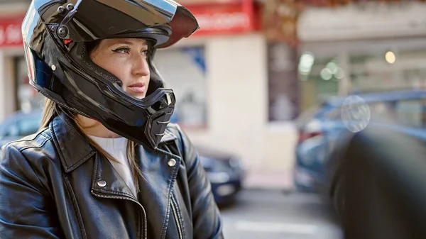 在街上戴摩托车头盔的金发年轻女子 — 图库照片