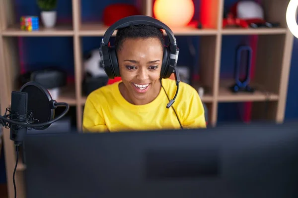 Mujer Afroamericana Streamer Jugando Videojuego Usando Computadora Sala Juegos — Foto de Stock