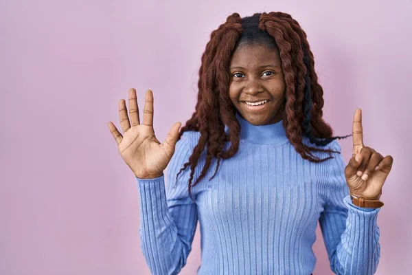 Pembe Arka Planda Duran Afrikalı Kadın Altı Numarayı Gösterip Işaret — Stok fotoğraf