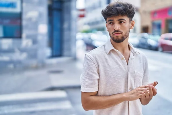 Hombre Árabe Joven Mirando Lado Con Expresión Relajada Calle — Foto de Stock