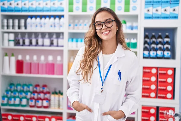 年轻美丽的惊慌失措的女药剂师自信地站在药店 — 图库照片