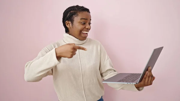 Mulher Afro Americana Sorrindo Apontando Para Laptop Sobre Fundo Rosa — Fotografia de Stock