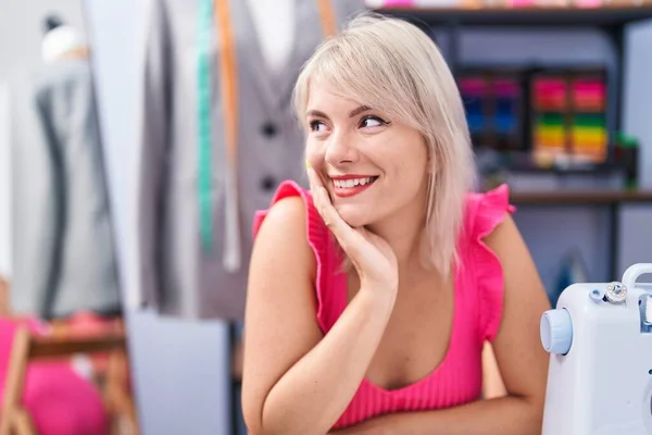 Young Blonde Woman Tailor Smiling Confident Sitting Table Gaming Room — Stockfoto