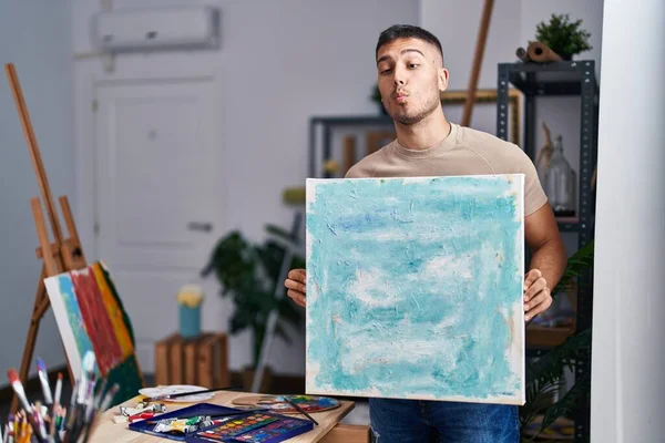 Jovem Pintor Hispânico Homem Segurando Tela Fazendo Cara Peixe Com — Fotografia de Stock